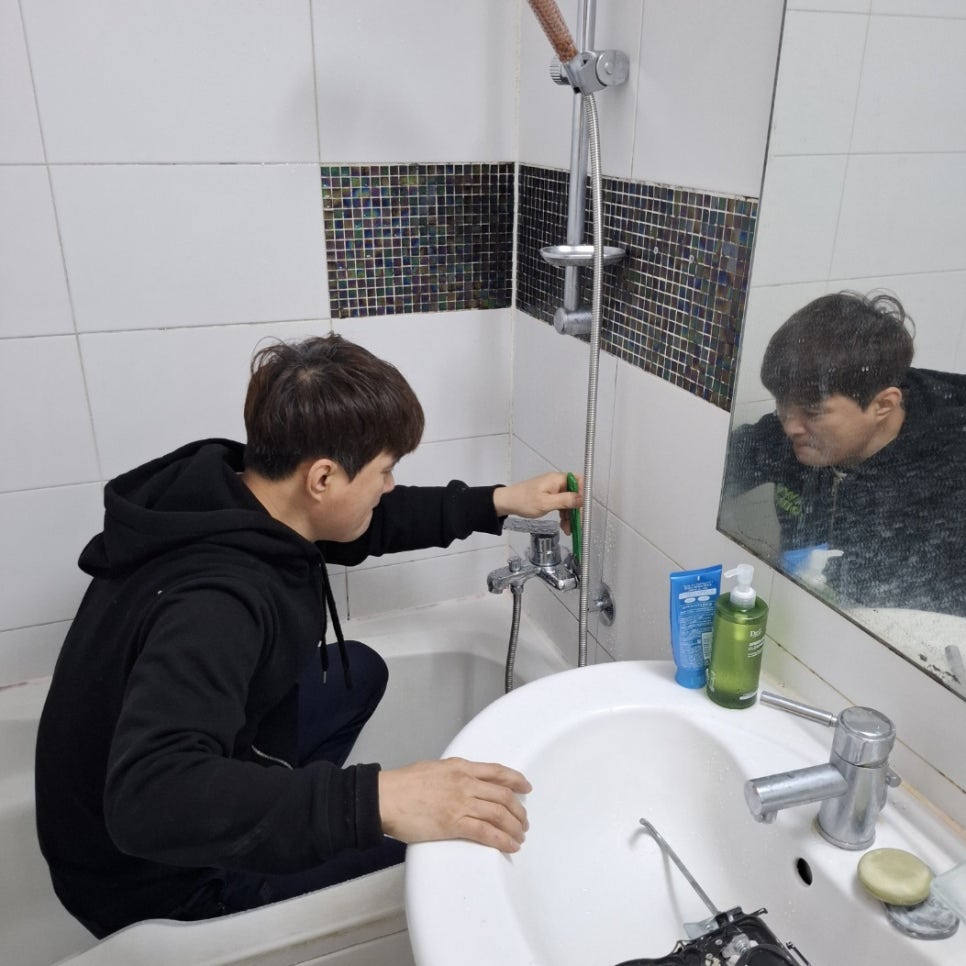 배관 점검을 진행하는 욕실 현장