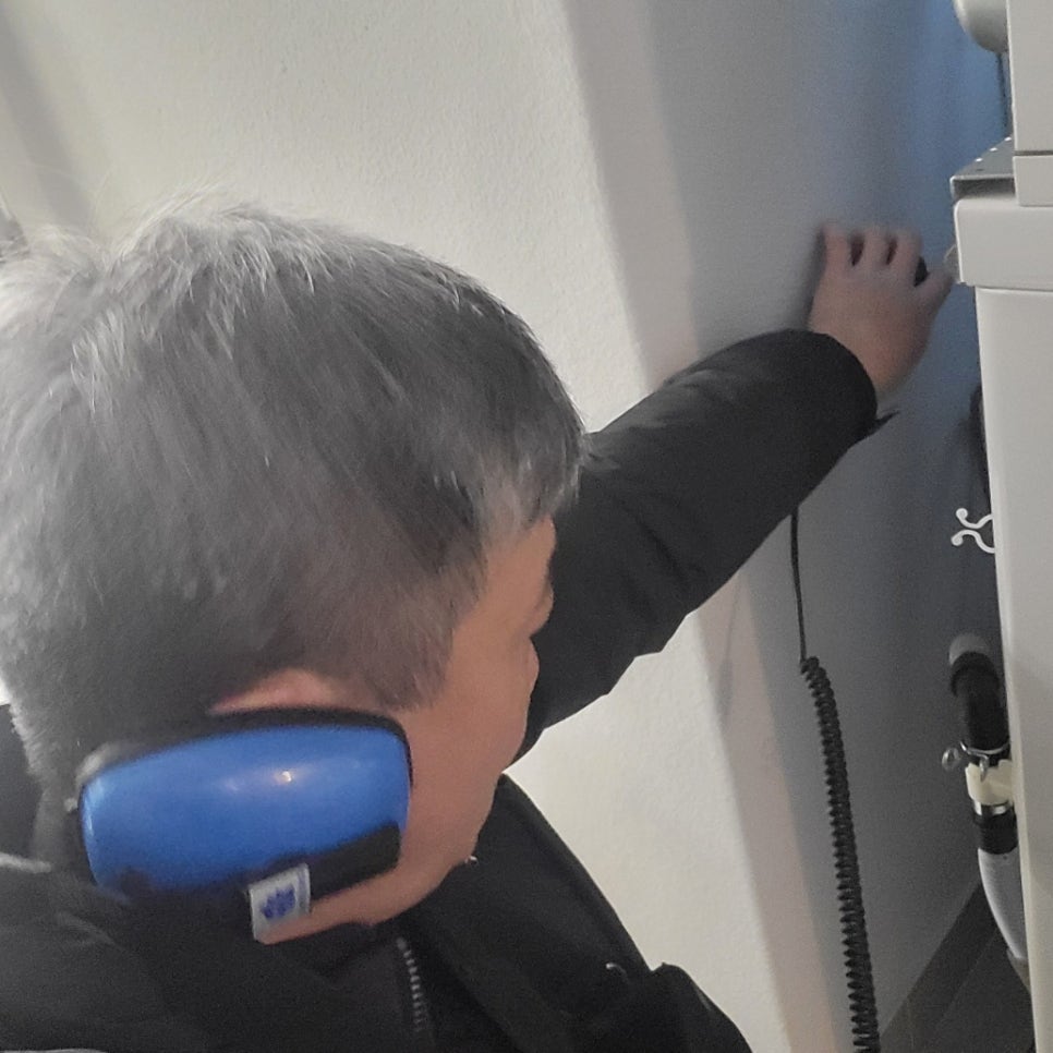 벽면을 따라 진행되는 정밀 탐지 작업