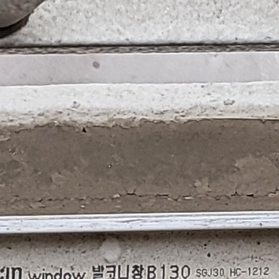 창호 주변의 상태를 확인하는 현장