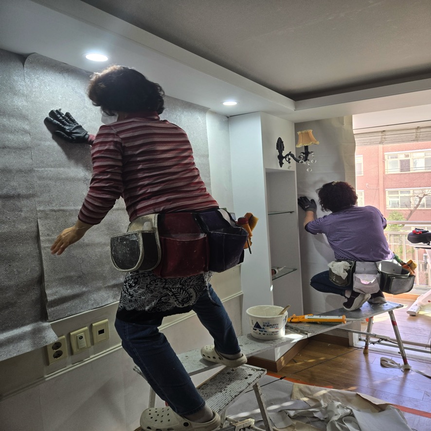 전문가가 벽지 시공을 진행하는 과정