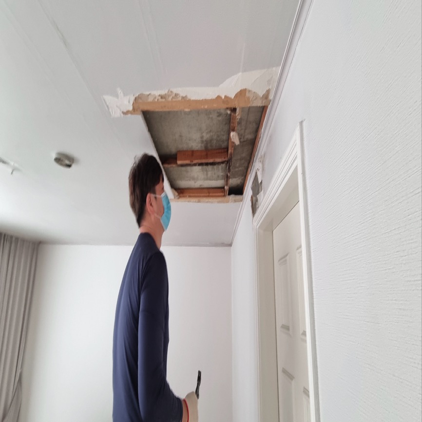 점검이 진행 중인 복도 공간