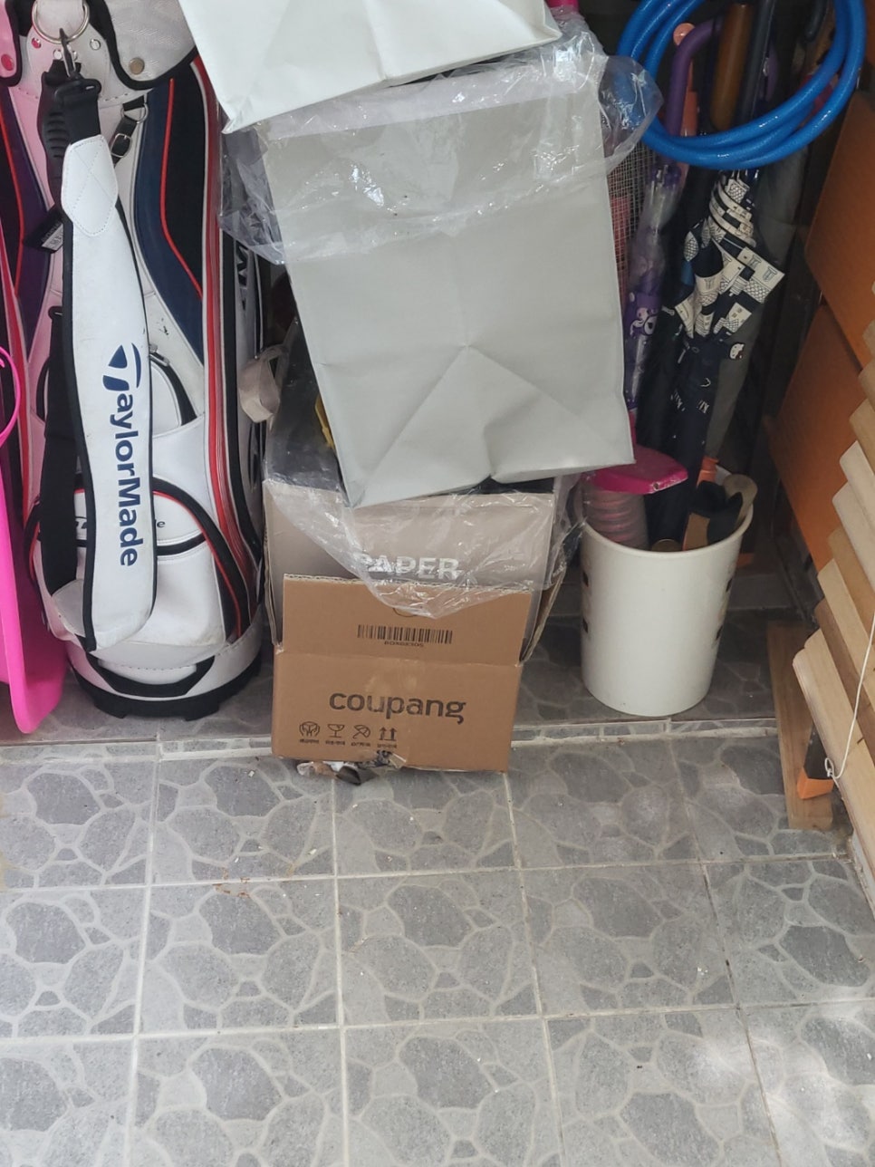 공사 자재와 도구가 놓인 베란다 바닥