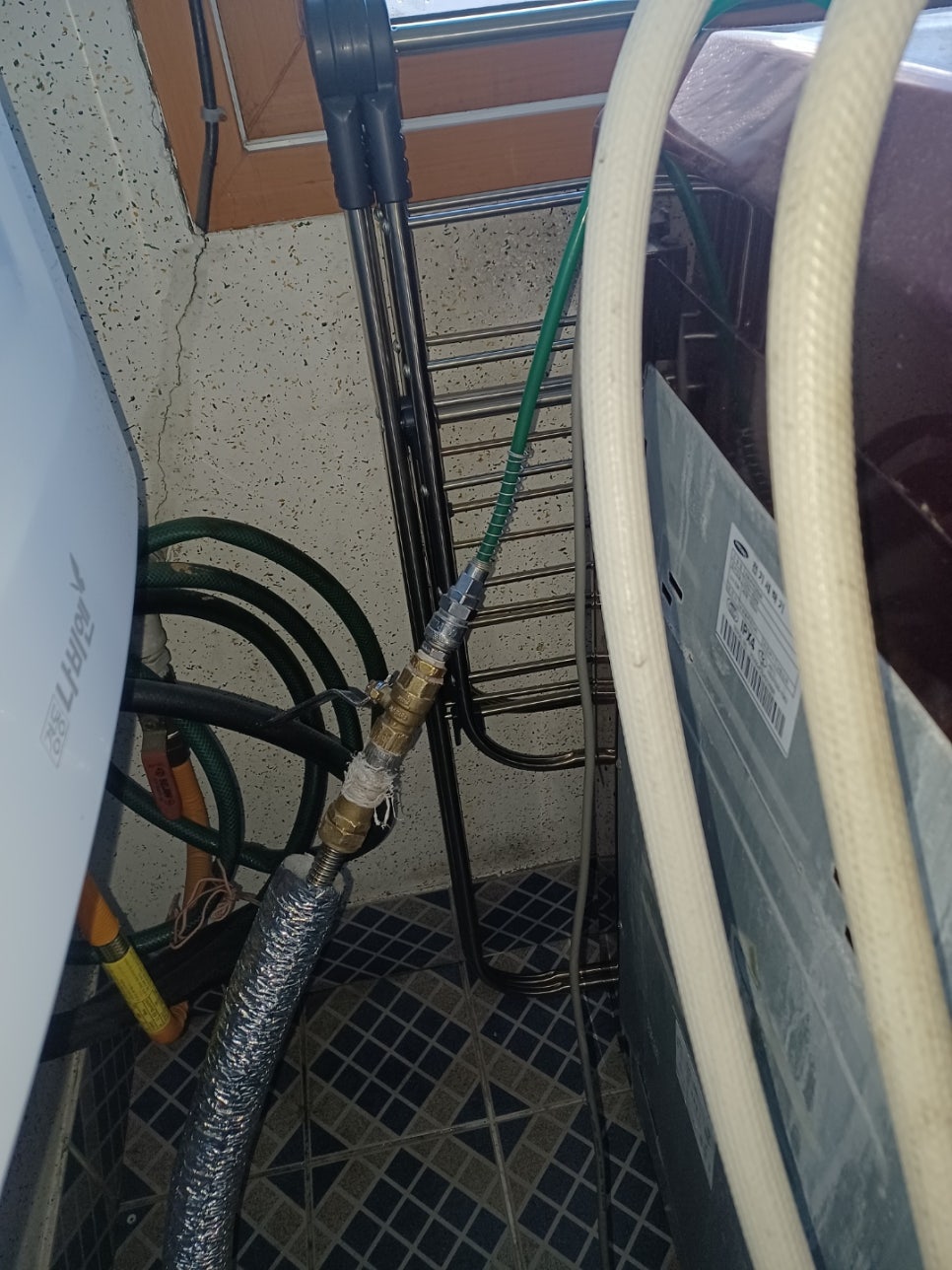 기계 부품과 배관 연결 상태