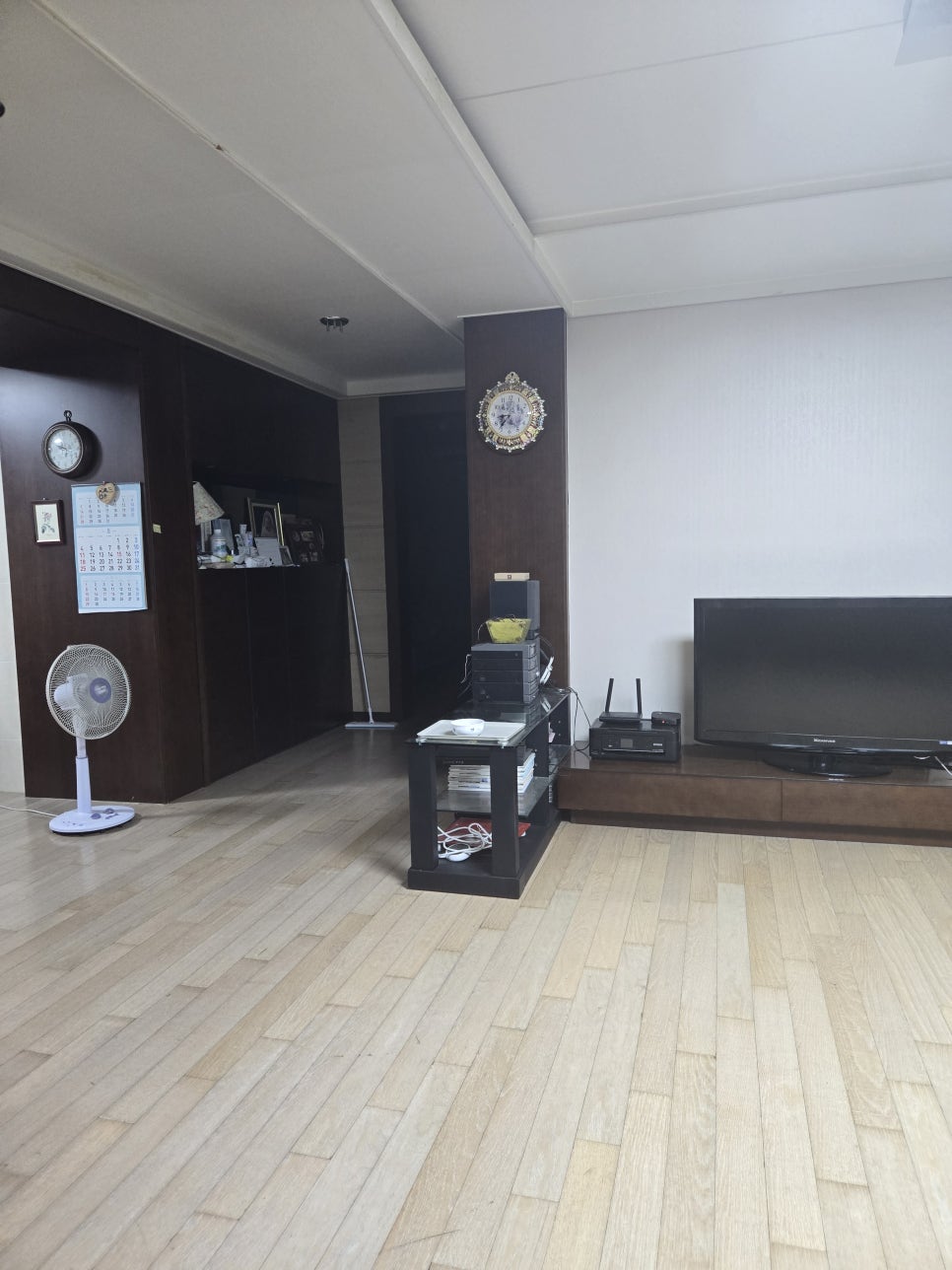 배관 수리 및 복구 작업이 진행된 거실 바닥