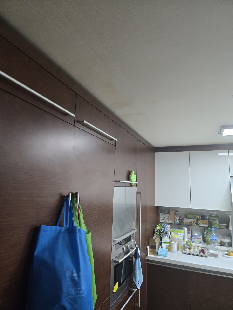 오염이 진행된 주방 수납장 주변