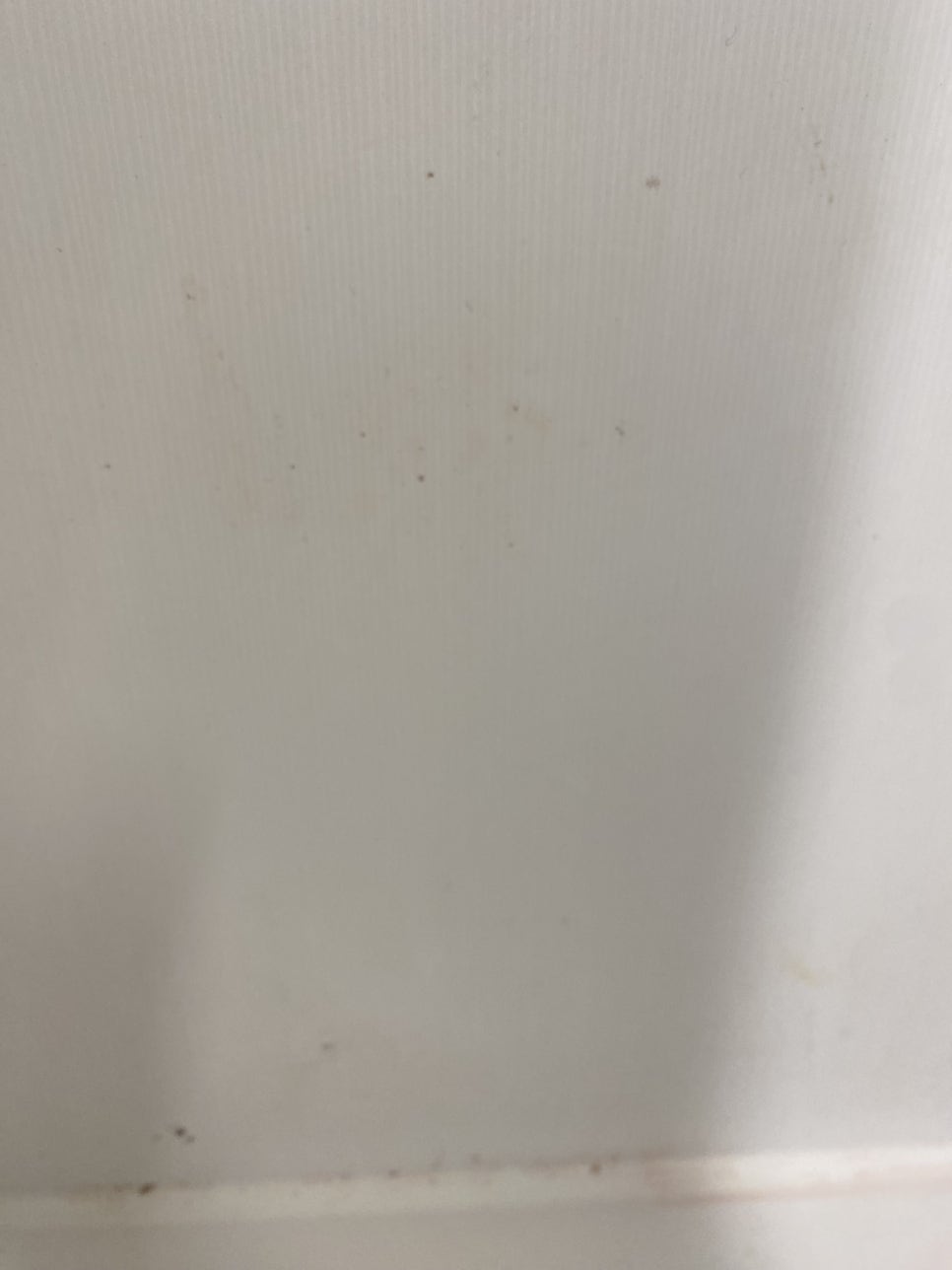 먼지와 얼룩이 보이는 흰색 벽면