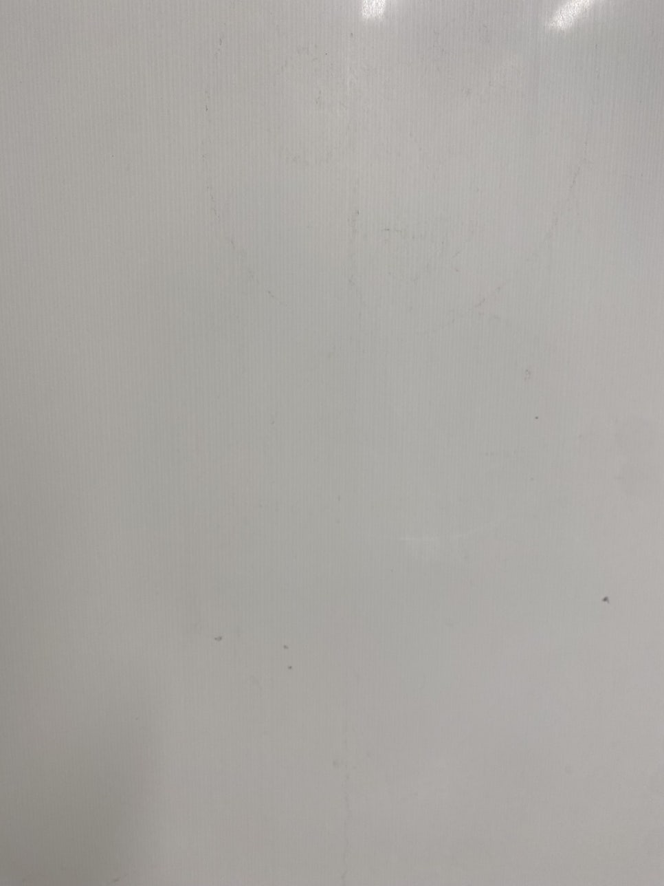 미세한 스크래치와 먼지가 보이는 벽면