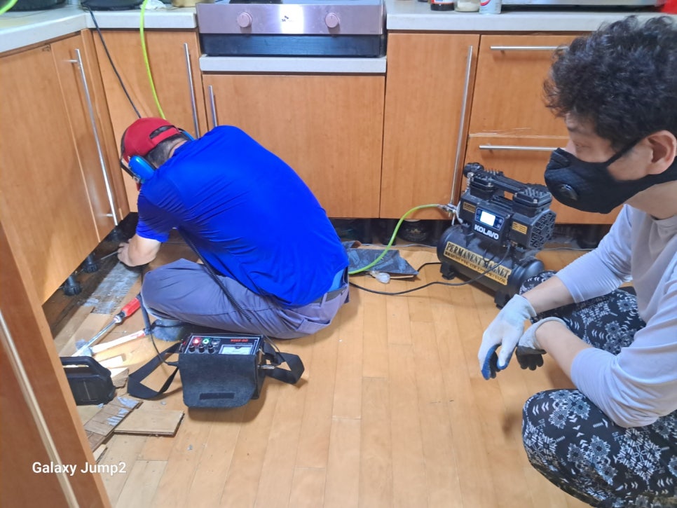 보라색 상판이 있는 부엌 내부