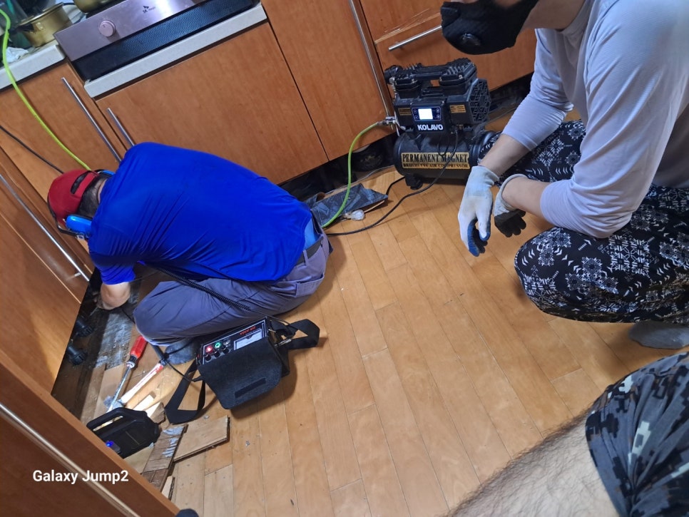 주방 가구와 배관 주변의 모습
