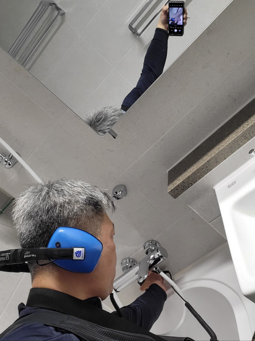 공사가 진행 중인 세면대 주변