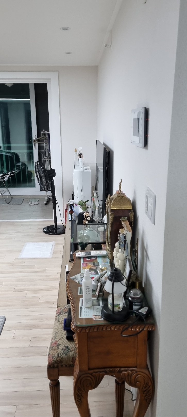 복구가 완료된 깔끔한 드레스룸 모습