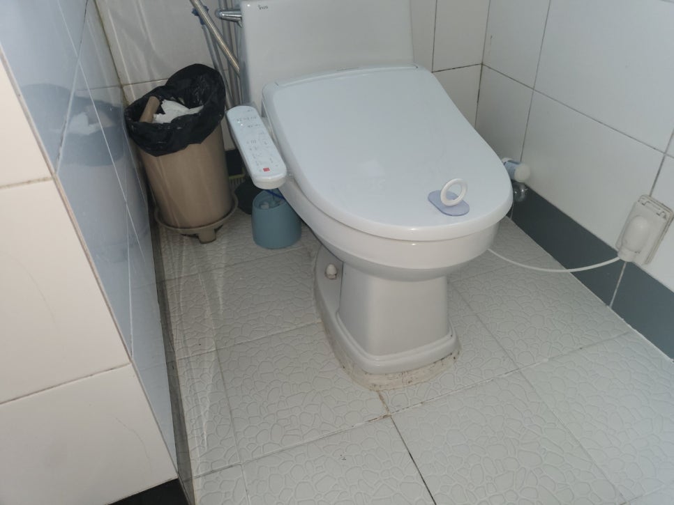 화장실 바닥과 창문이 보이는 현장