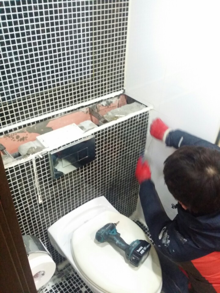 작업 중인 화장실 내부 모습