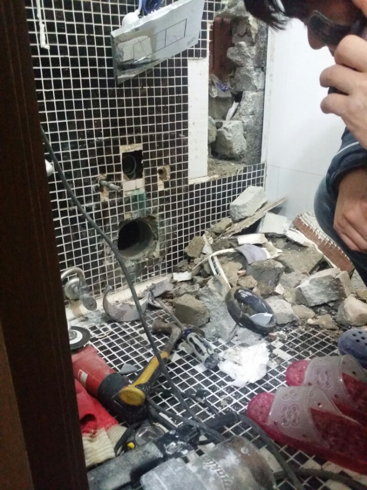 배관 노출 및 파손된 벽면 상태