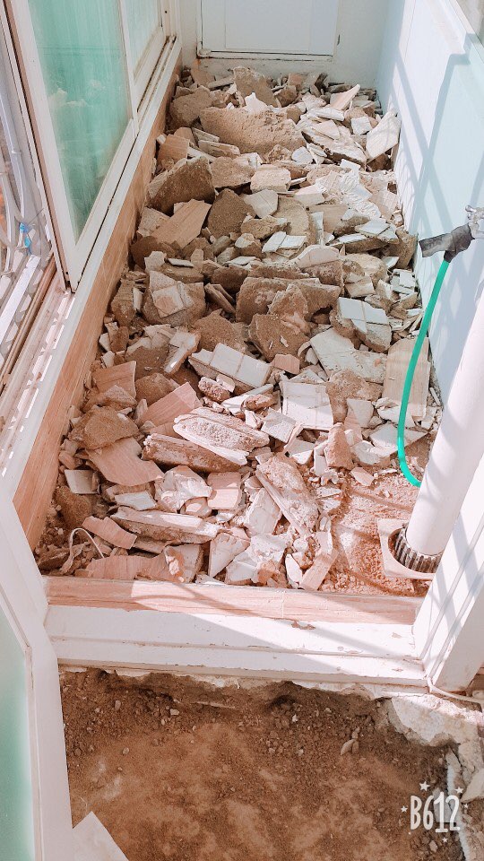 파손된 벽돌과 젖은 부위 근접 촬영