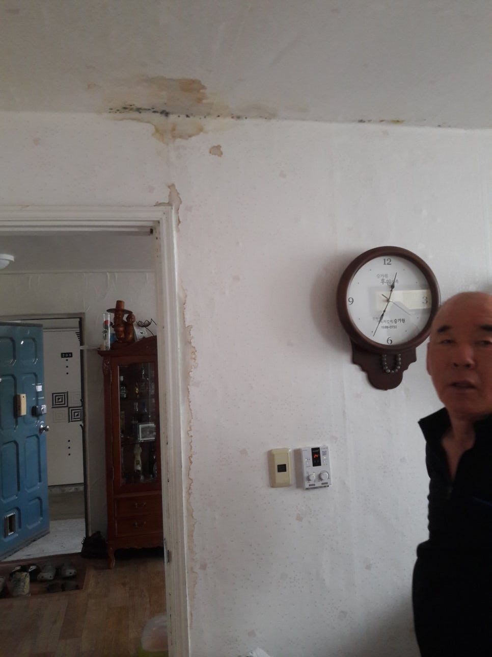 물기가 머물러 있는 방 내부 모습