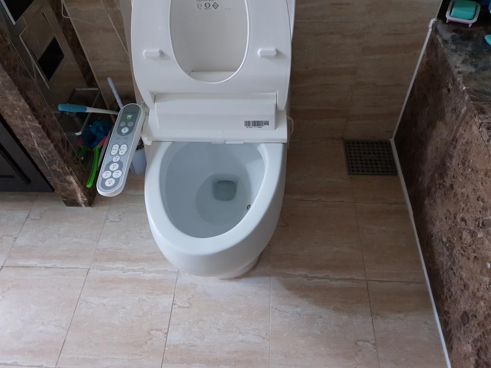 공사가 진행된 화장실 내부 모습