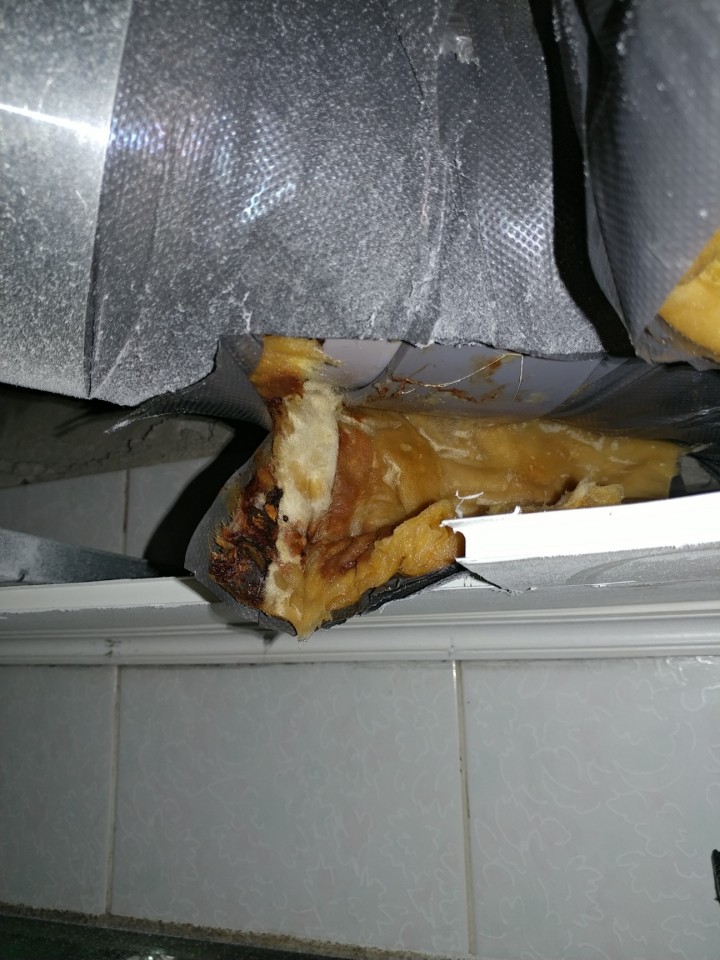 파손된 부품과 고무 밴드