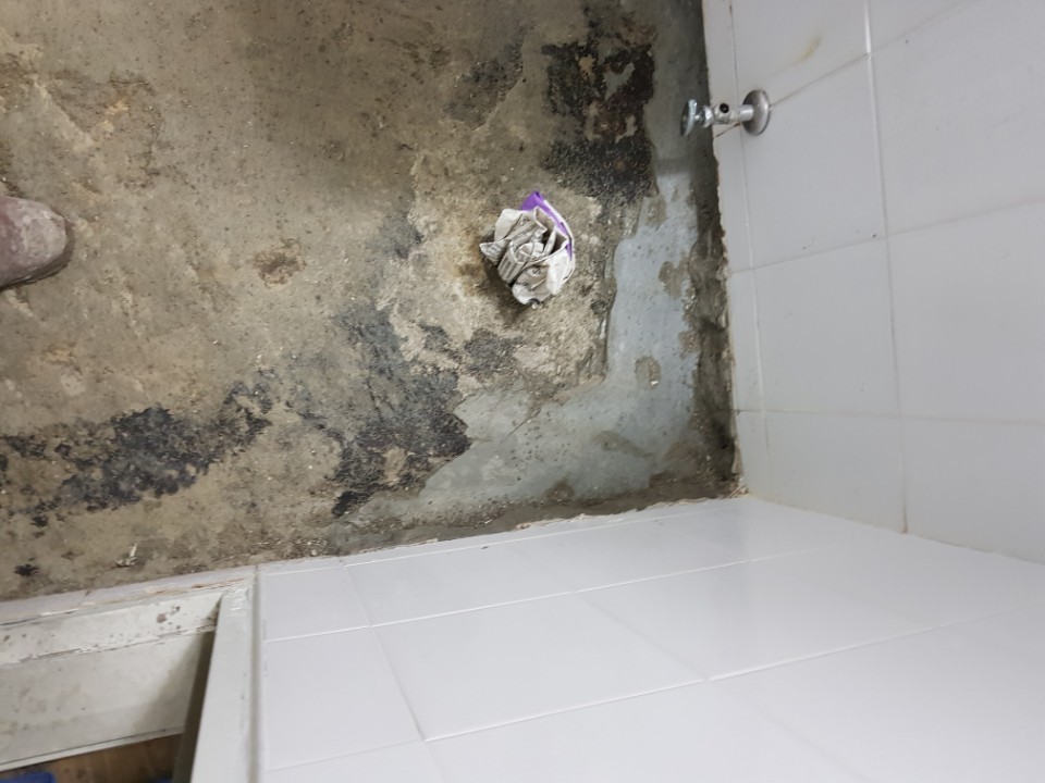 철거 작업 중인 벽면과 바닥 구조