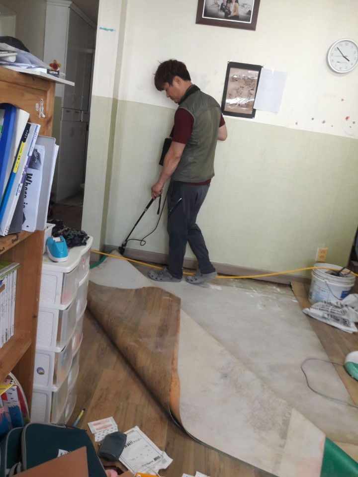 바닥재 제거 및 공사 진행 중인 방