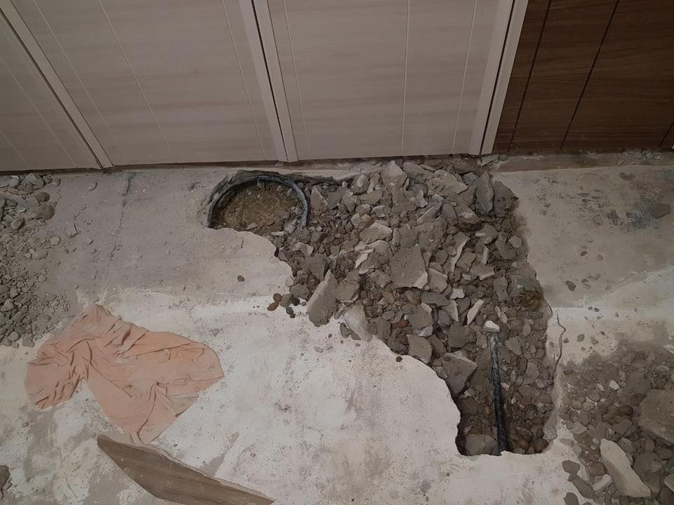 바닥 파손 및 배관 교체 부위