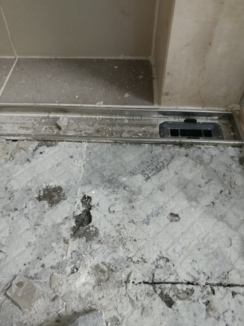 누수 원인이 된 배수구 주변 철거 상태
