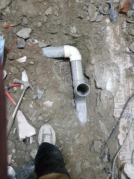 공사 도구와 파이프가 놓인 공사 중 상태