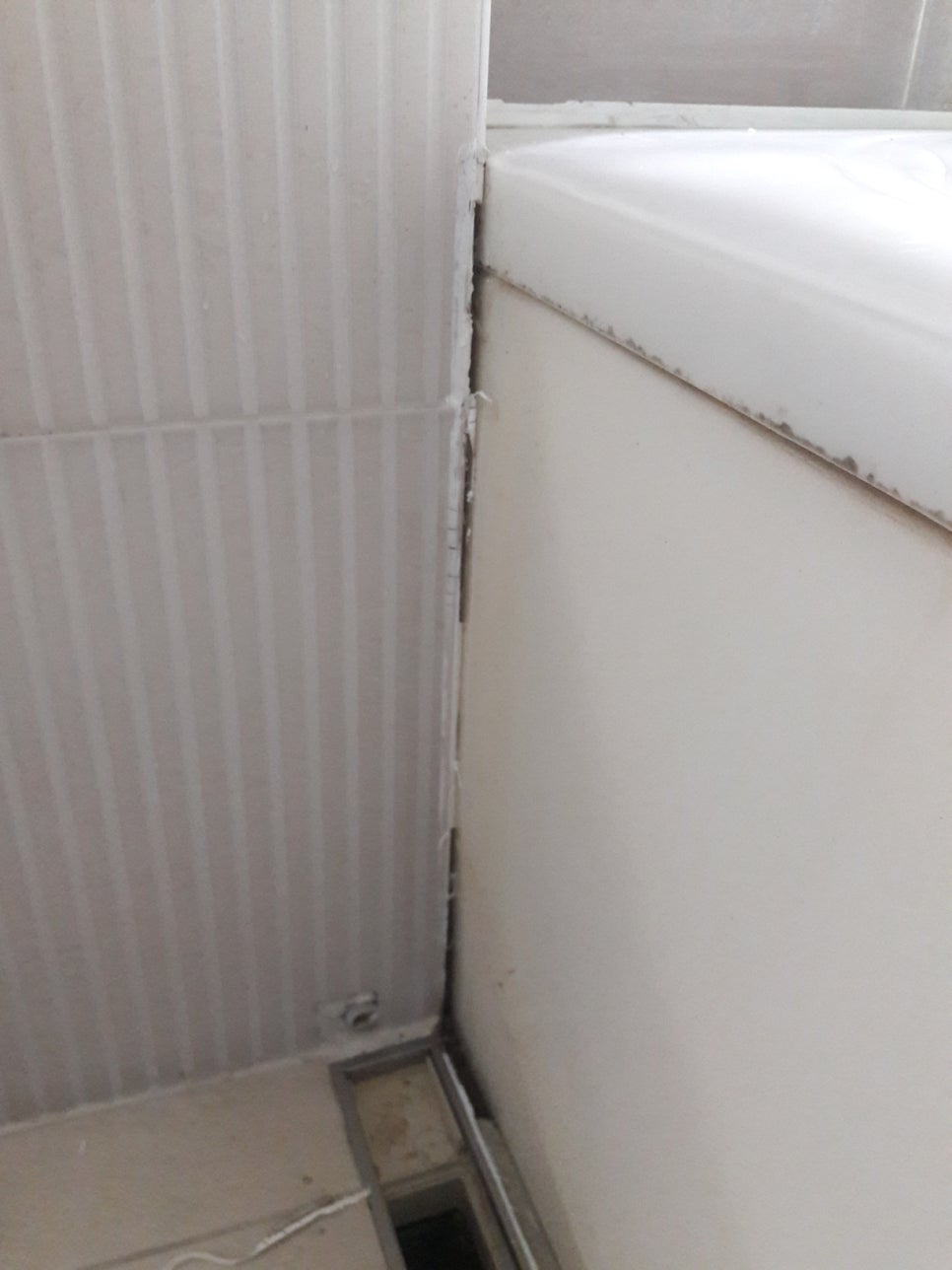 수전과 배관이 보이는 욕실 상태