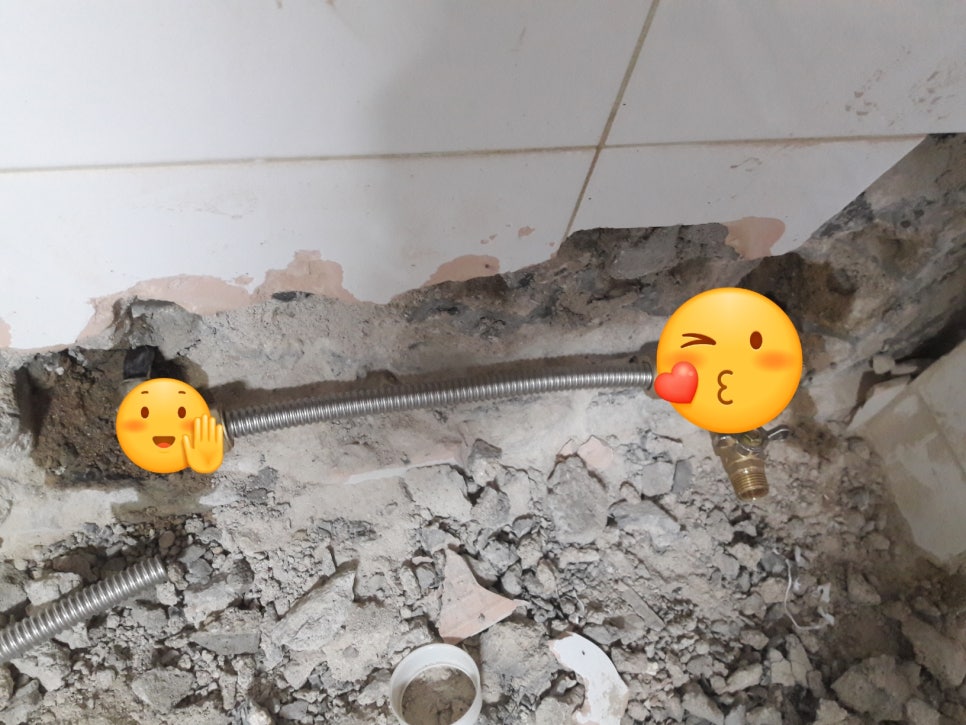 벽면 파쇄 및 배관 확인
