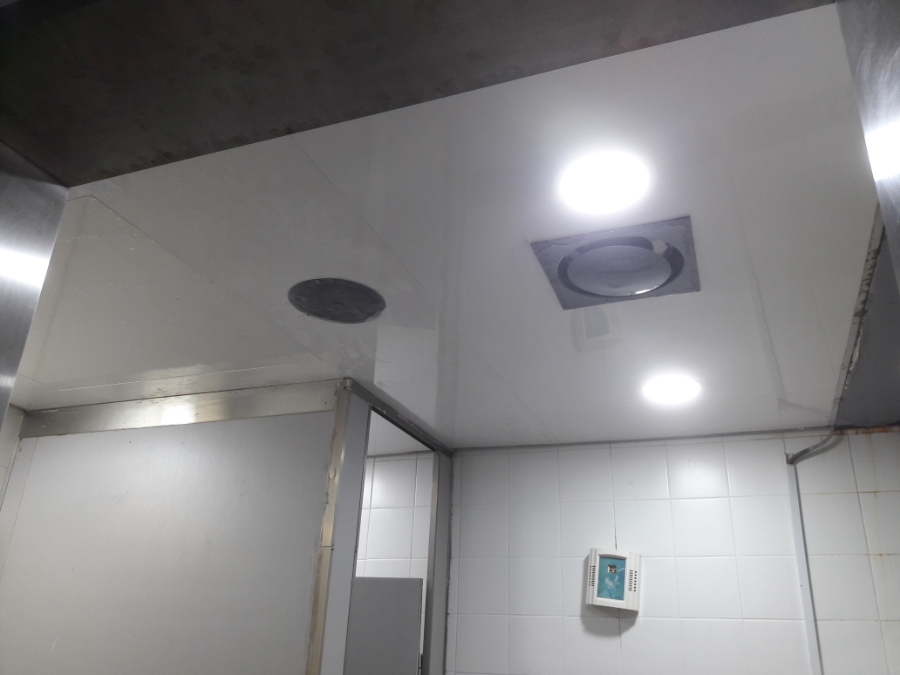 환기구와 금속 프레임 설치