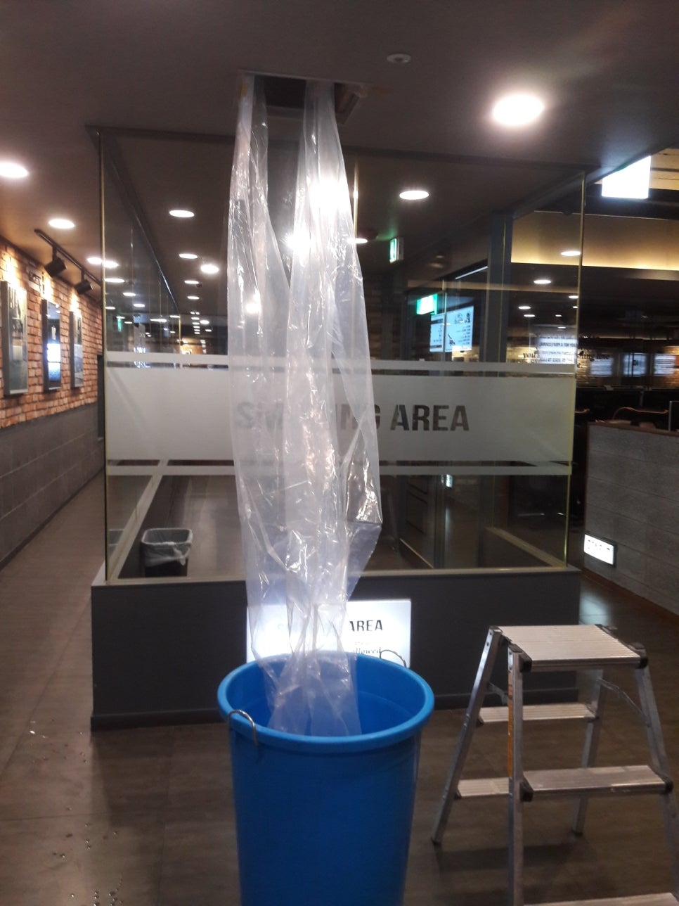 내부 공간과 플라스틱 통이 놓인 상태