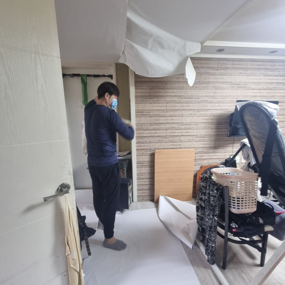 바닥과 벽면 보호재가 설치된 내부 공사 현장