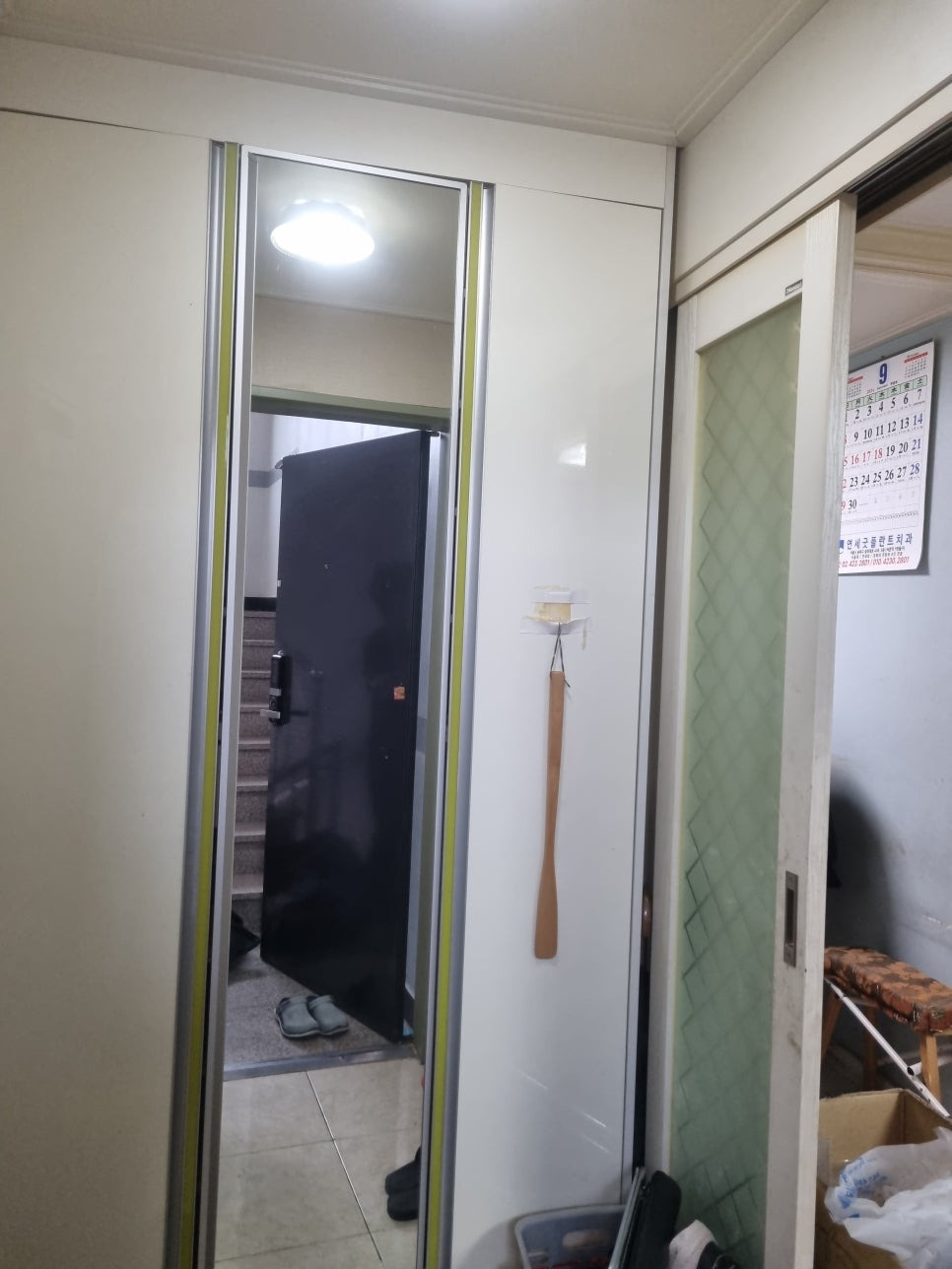 공사 진행을 위해 정리된 현관 공간