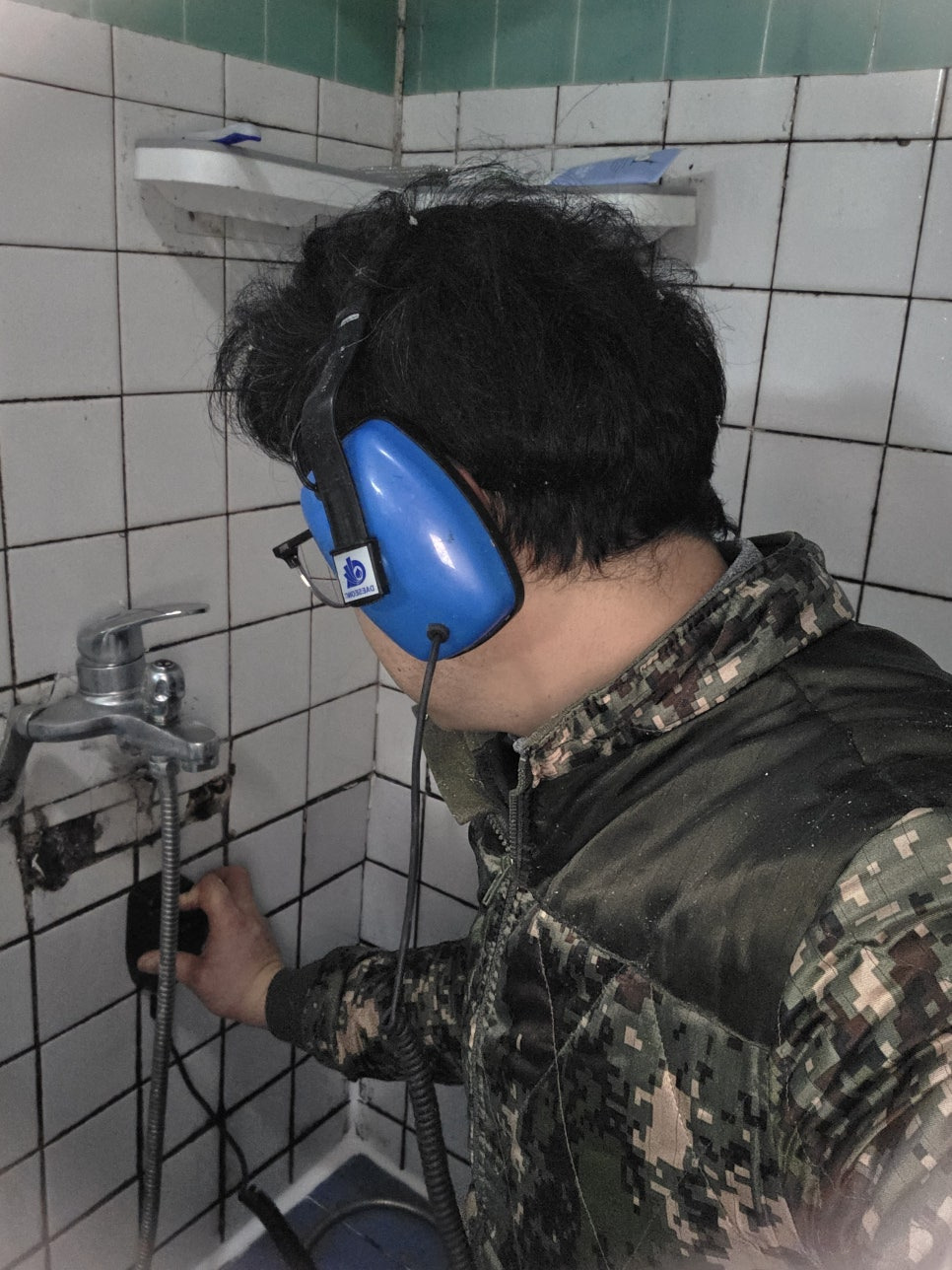 정밀 탐지를 통해 배관의 압력 상태와 누수 지점을 확인하는 과정입니다.
