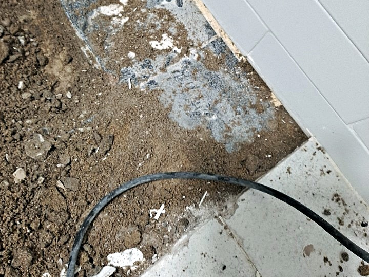 먼지와 흙이 남은 철거 현장