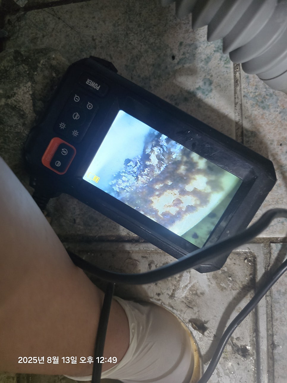 현장 점검 중인 장비와 바닥