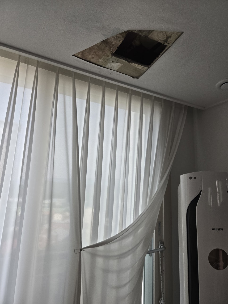 천장 통풍구 주변의 손상 상태