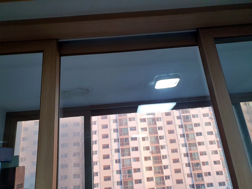 실내에서 본 창호 주변 상황