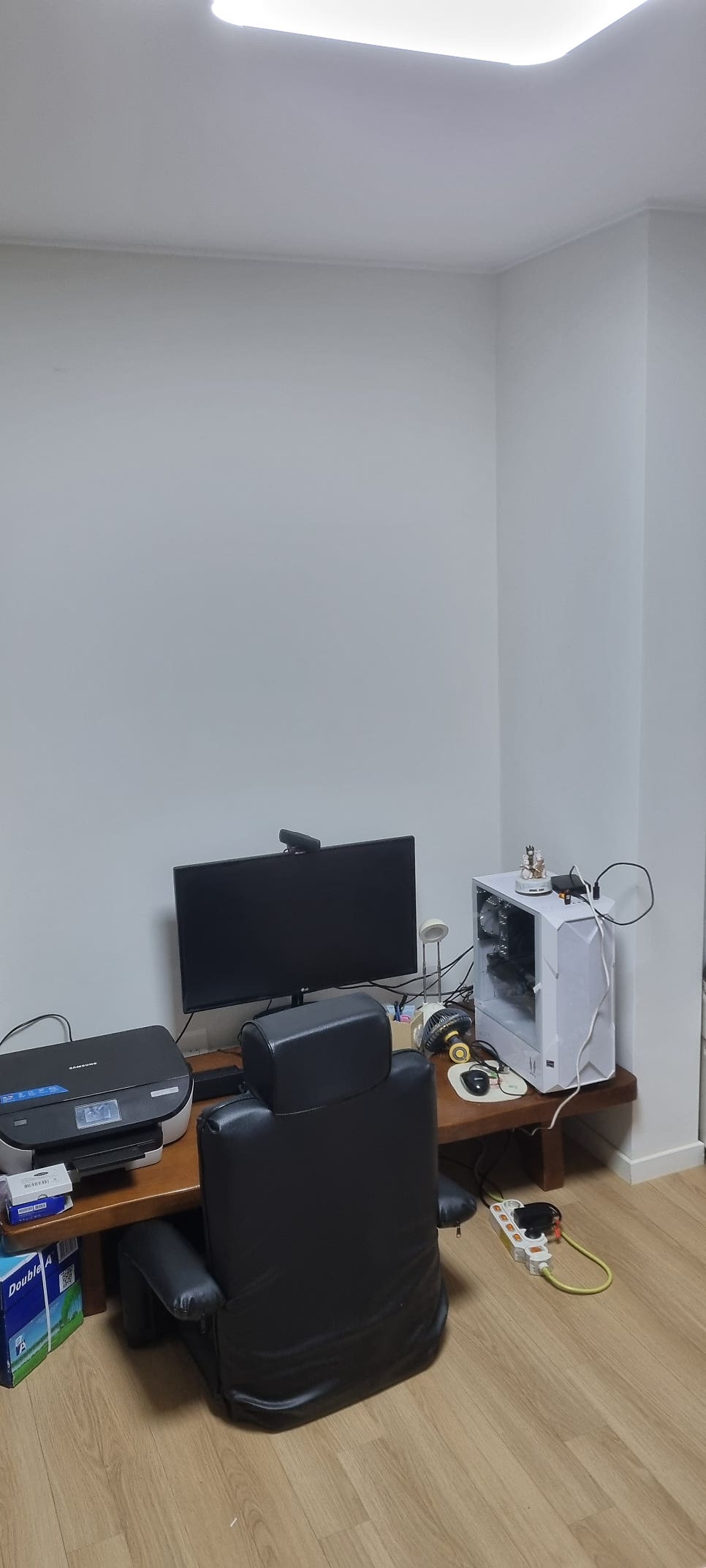 정리된 작업 공간과 전자기기