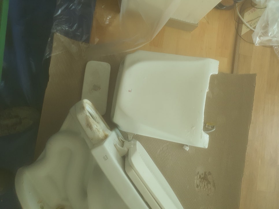 세면대와 수전이 있는 화장실 공간