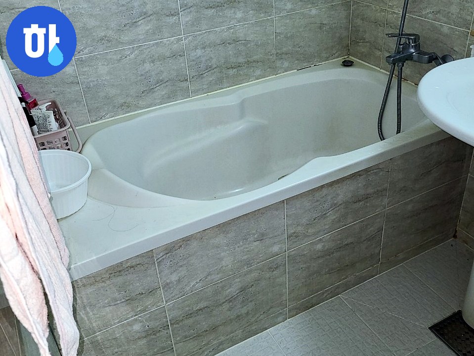 욕조와 벽 타일·수전 및 접합부의 어두운 흔적