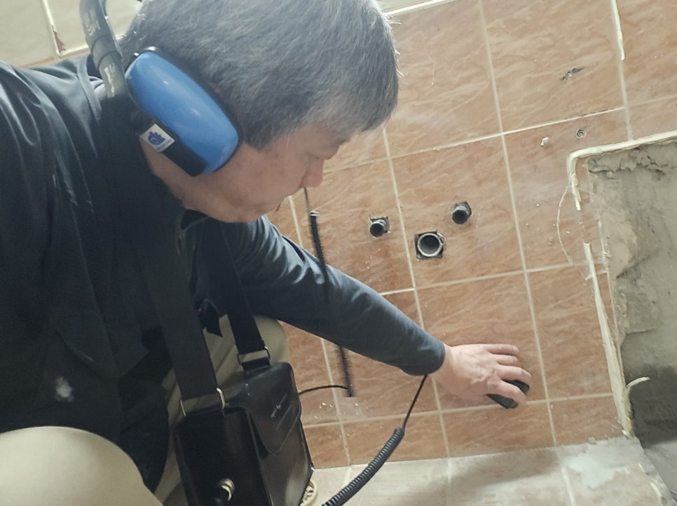 손상된 타일 및 방수층 철거 과정