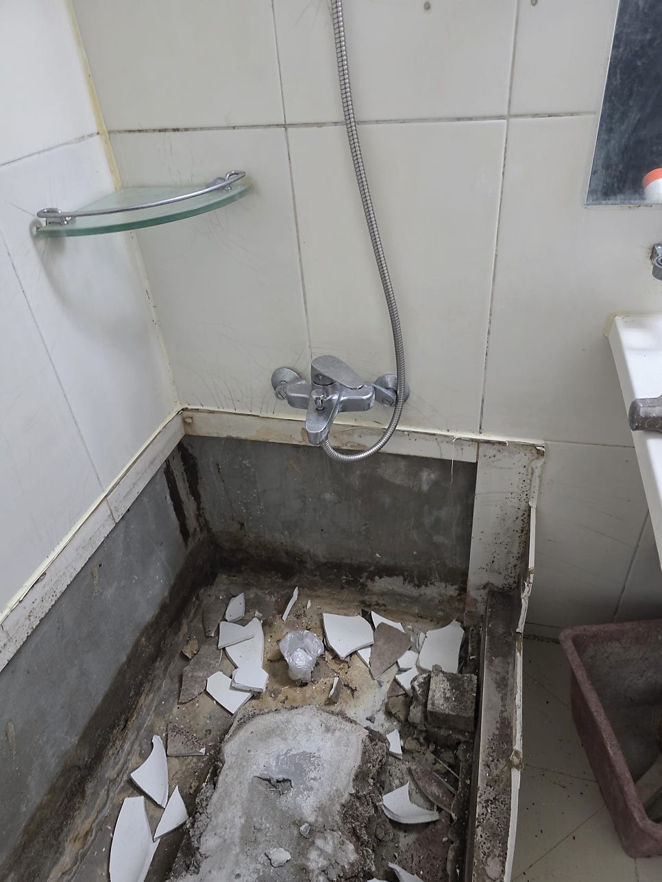 타일 철거 후 드러난 내부 상태