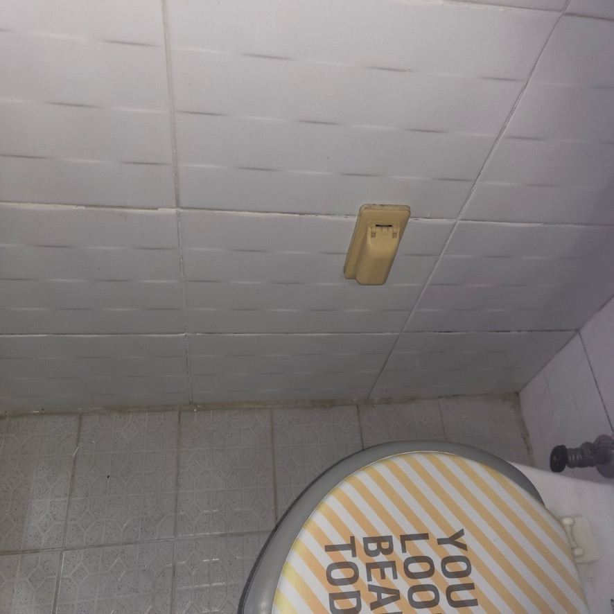 누수 피해가 발생한 천장 부근