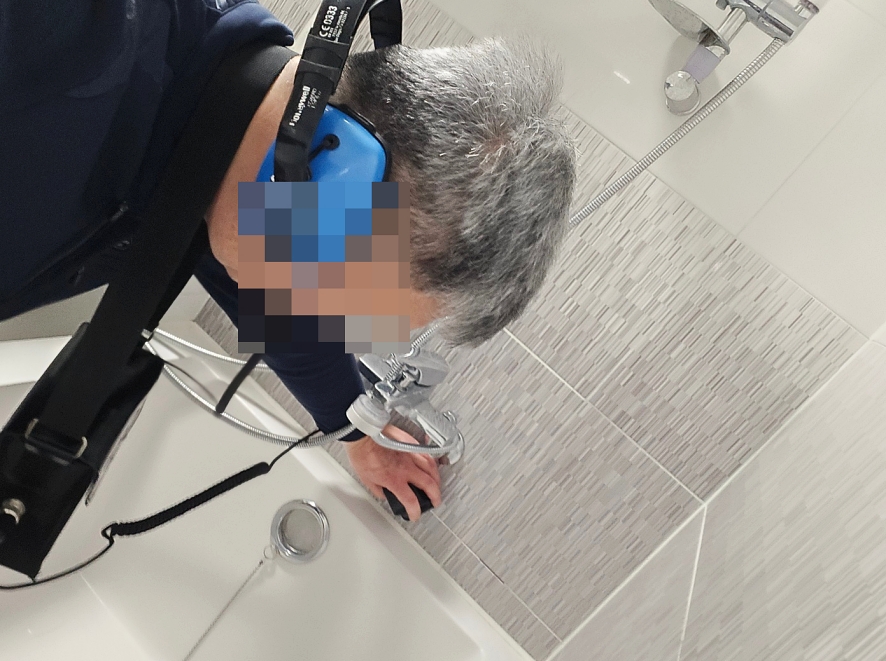 방수 공사를 진행하는 작업자