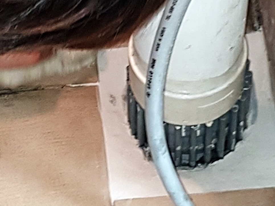 배관 및 케이블이 있는 내부 공간