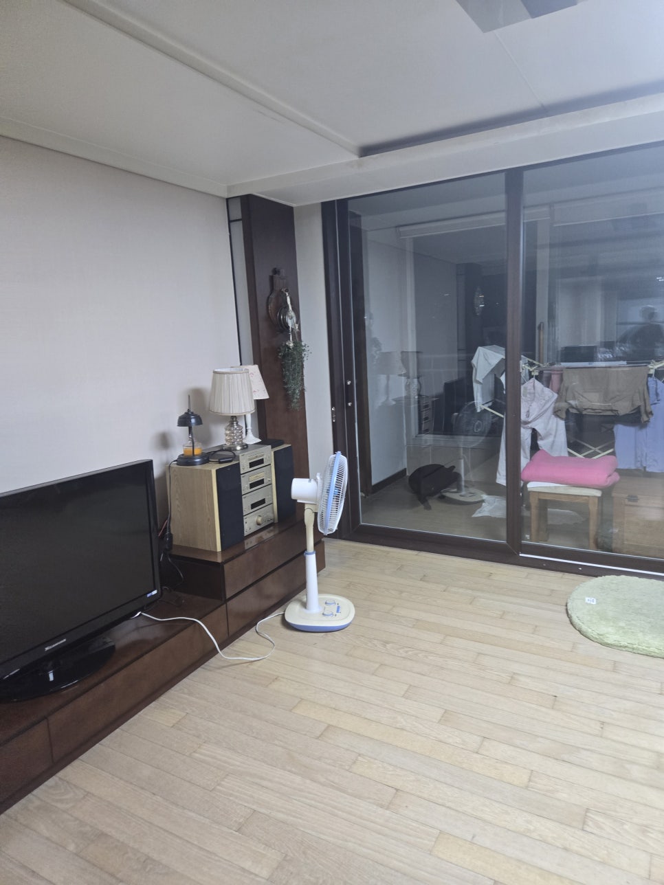 수리 후 정리된 거실 내부 모습
