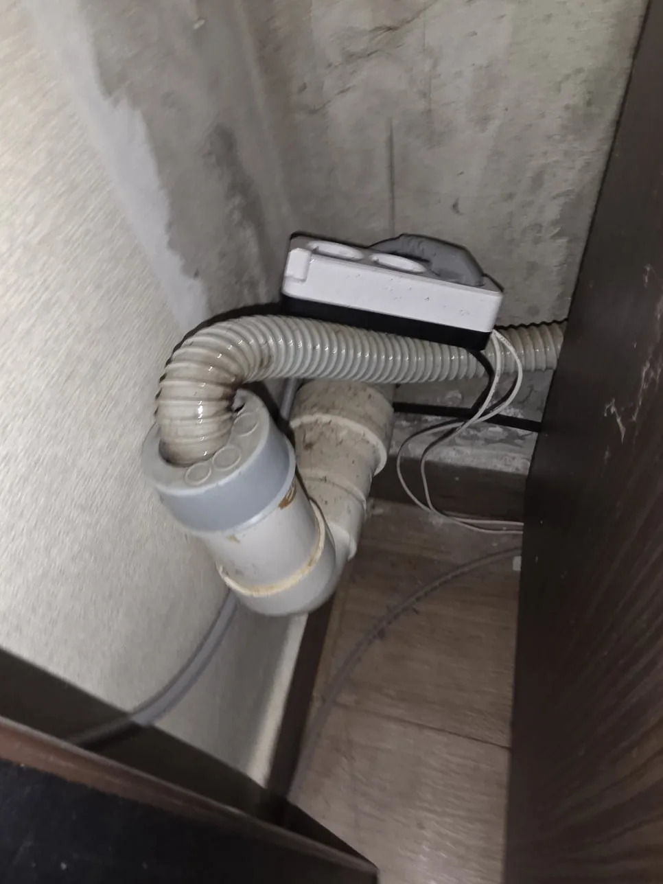 벽면 내부의 배관과 전선 구조