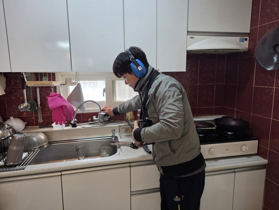 싱크대 주변 배수 및 습기 확인이 필요한 주방