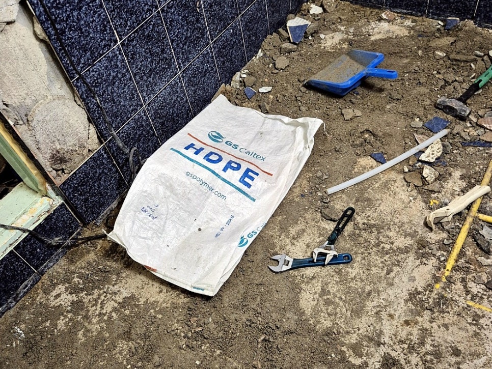 바닥 철거 작업 현장